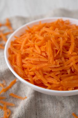 Beyaz kasede doğranmış havuç, yan görüş. Yakın plan..