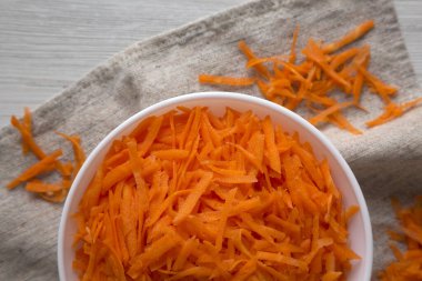 Havuç dilimlenmiş, beyaz bir kase içinde, başınızın üstünde. Düz yatıyordu, üstten, yukarıdan. Yakın plan..