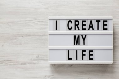 Sözcüklerimi beyaz ahşap bir yüzeyde, ışık kutusunda yarattım. Yukarıdan, dümdüz yatıyordu. Boşluğu kopyala.