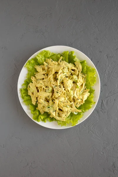 Hemlagad Kröning Kycklingsallad Vit Tallrik Grå Yta Ovanifrån Platt Låg — Stockfoto