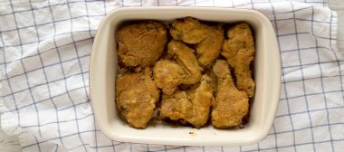 Ev yapımı çıtır fırın fırınlanmış tavuk. Üstü açık bir tabakta. Dümdüz, tepeden, yukarıdan. 