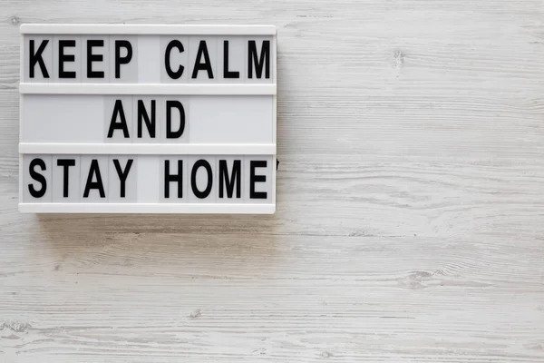 Λέξεις Keep Calm Stay Home Ένα Lightbox Μια Λευκή Ξύλινη — Φωτογραφία Αρχείου