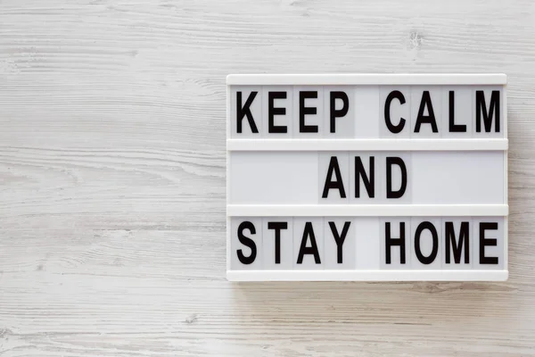 Keep Calm Stay Home Slova Světelné Skříňce Bílém Dřevěném Povrchu — Stock fotografie