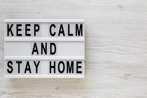 Λέξεις Keep Calm Stay Home Ένα Lightbox Λευκό Ξύλινο Φόντο — Φωτογραφία Αρχείου