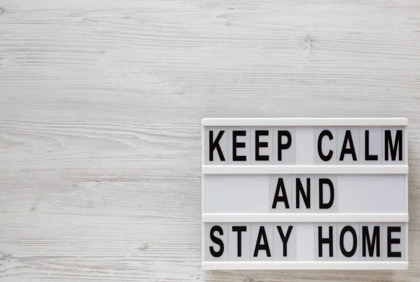 Keep Calm Stay Home Parole Lightbox Uno Sfondo Legno Bianco — Foto Stock