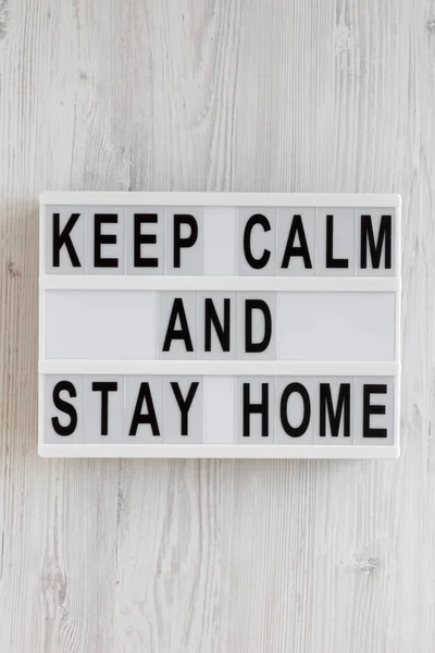 Λέξεις Keep Calm Stay Home Ένα Lightbox Μια Λευκή Ξύλινη — Φωτογραφία Αρχείου