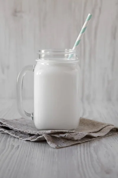 Kokosmelk Een Glazen Pot Een Witte Houten Ondergrond Zijaanzicht Close — Stockfoto