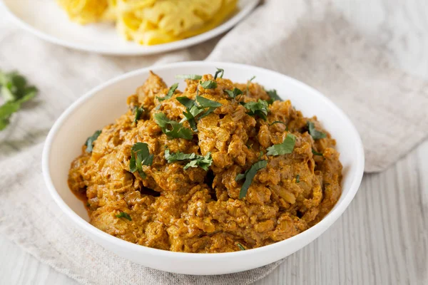 Frango Caseiro Tikka Masala Uma Tigela Branca Uma Superfície Madeira — Fotografia de Stock