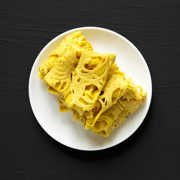 Casalingo Net Crepe Roti Jala Piatto Bianco Sfondo Nero Vista — Foto Stock