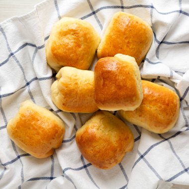 Ev yapımı Rus Bierocks bifteği, üst manzara. Dümdüz, tepeden, yukarıdan. 