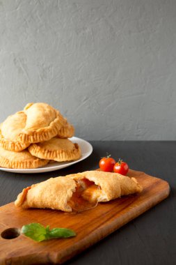 Ev yapımı İtalyan Panzerotti Calzone soslu, yan manzaralı. Metin için boşluk.