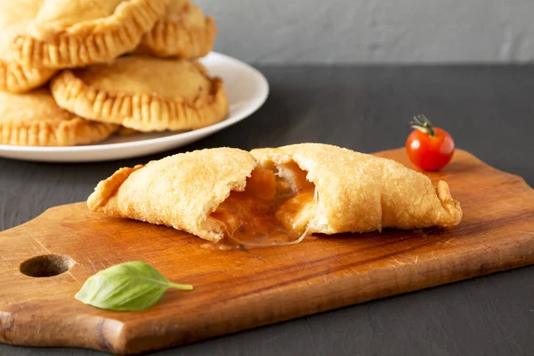Ev yapımı İtalyan Panzerotti Calzone soslu, yan manzaralı. Yakın plan..