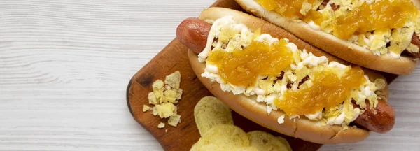 Hausgemachte Kolumbianische Hot Dogs Mit Ananassoße Chips Und Mayo Ketchup — Stockfoto