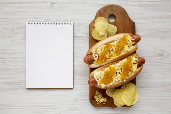 Yapımı Kolombiyalı Sosisli Sandviç Ananas Sosu Patates Kızartması Mayonez Ketçaplı — Stok fotoğraf