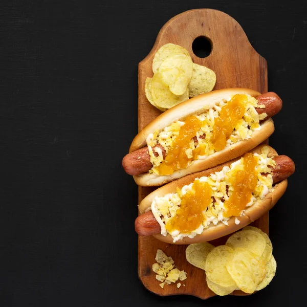 Házi Készítésű Kolumbiai Hot Dog Ananászszósszal Chipsszel Majonézes Ketchuppal Rusztikus — Stock Fotó