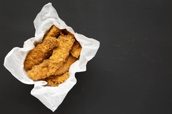 Dedos Pollo Hechos Casa Una Caja Papel Sobre Fondo Negro —  Fotos de Stock