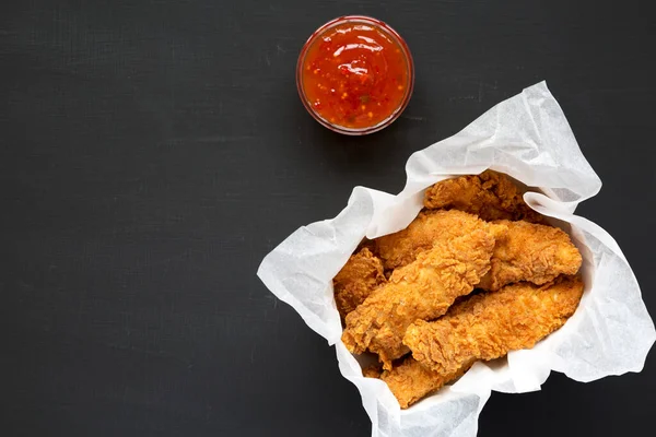 Tiras Pollo Caseras Con Salsa Agridulce Sobre Fondo Negro Vista —  Fotos de Stock