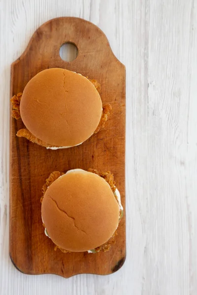 Domácí Hamburgery Smaženými Kuřecími Proužky Rustikální Dřevěné Desce Bílém Dřevěném — Stock fotografie