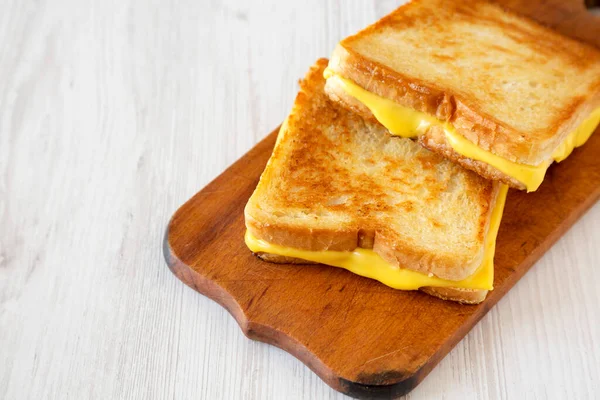 Sanduíche Queijo Grelhado Caseiro Uma Tábua Madeira Rústica Uma Superfície — Fotografia de Stock