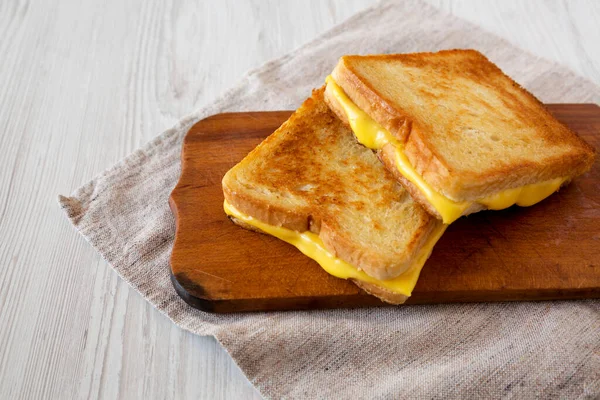 Zelfgemaakte Grilled Cheese Sandwich Een Rustieke Houten Plank Een Wit — Stockfoto