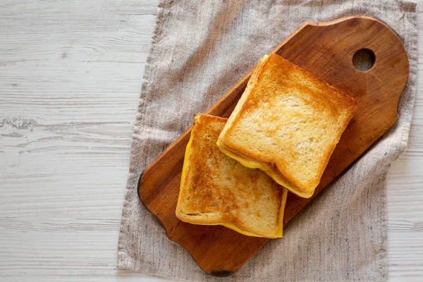 Σπιτικό Σάντουιτς Τυριού Ψημένο Ρουστίκ Ξύλινη Σανίδα Λευκό Ξύλινο Τραπέζι — Φωτογραφία Αρχείου