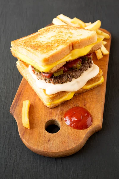 Hamburger Formaggio Fresco Alla Griglia Con Patatine Fritte Una Tavola — Foto Stock