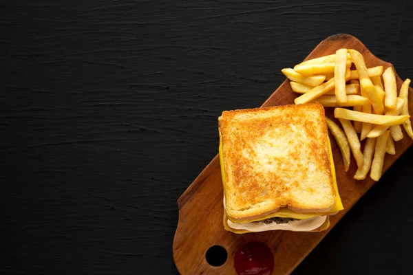 Φρέσκο Burger Τυρί Σχάρας Γαλλικές Πατάτες Ρουστίκ Ξύλινη Σανίδα Μαύρο — Φωτογραφία Αρχείου
