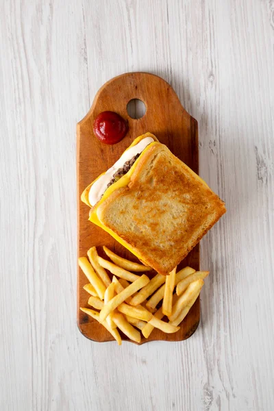 Świeży Grillowany Burger Serem Frytkami Wiejskiej Drewnianej Desce Białej Drewnianej — Zdjęcie stockowe
