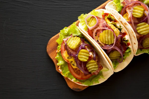 Domowej Roboty Boczek Cheeseburger Tacos Wiejskiej Drewnianej Desce Czarnej Powierzchni — Zdjęcie stockowe