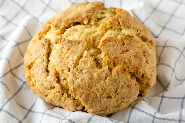 Ev yapımı İrlanda sodası ekmeği, kumaş, yan manzara. Yakın plan..
