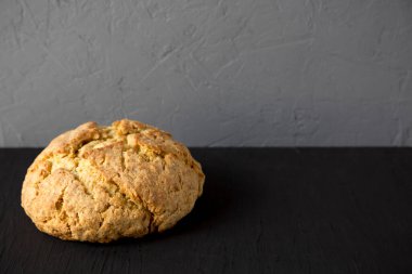 Ev yapımı İrlanda Soda Ekmeği, yan manzara. Boşluğu kopyala.