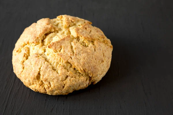 Siyah arka planda, düşük açılı ev yapımı İrlanda sodası ekmeği. Boşluğu kopyala.