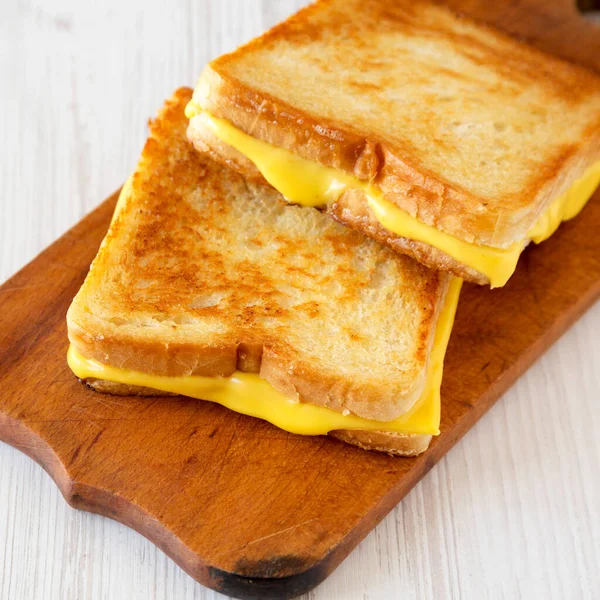 Zelfgemaakte Grilled Cheese Sandwich Een Rustieke Houten Plank Een Witte — Stockfoto