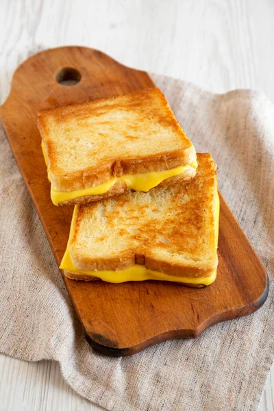 Zelfgemaakte Grilled Cheese Sandwich Een Rustieke Houten Plank Een Witte — Stockfoto