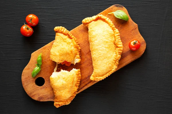 Zelfgemaakte Deep Fried Italiaanse Panzerotti Calzone Met Tomaat Mozzarella Een — Stockfoto