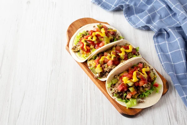 Tacos Caseros Hamburguesa Queso Tablero Rústico Madera Sobre Fondo Blanco — Foto de Stock