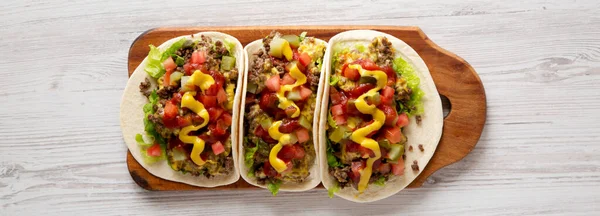 Саморобні Cheeseburger Tacos Сільській Дерев Яній Дошці Білому Дерев Яному — стокове фото