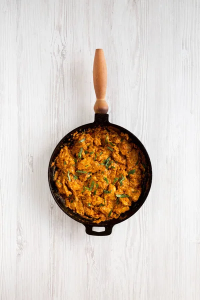 Homemade Chicken Tikka Masala Cast Iron Pan White Wooden Background — Stock Photo, Image