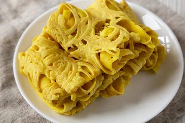 Crepe Caseiro Net Roti Jala Uma Placa Branca Vista Baixo — Fotografia de Stock