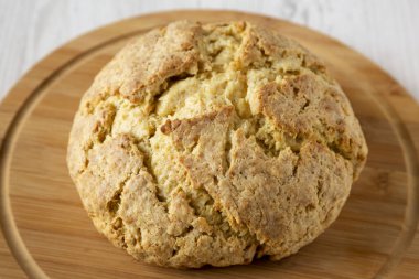 Yuvarlak bir bambu tahtada ev yapımı İrlanda sodası ekmeği, yan görüş. Yakın plan..