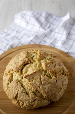 Yuvarlak bambu tahtada ev yapımı İrlanda sodası ekmeği. Düşük açılı. Boşluğu kopyala.