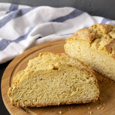 Siyah arka planda ev yapımı İrlanda sodası ekmeği. Yakın plan..