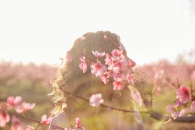 Çoklu pozlama çiçek kız.