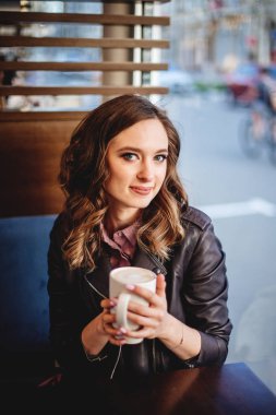 Kapuçino elinde kızla.