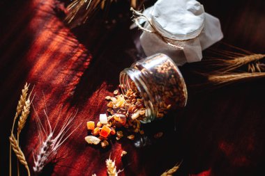 Kahvaltı granola bir kavanoz içinde.