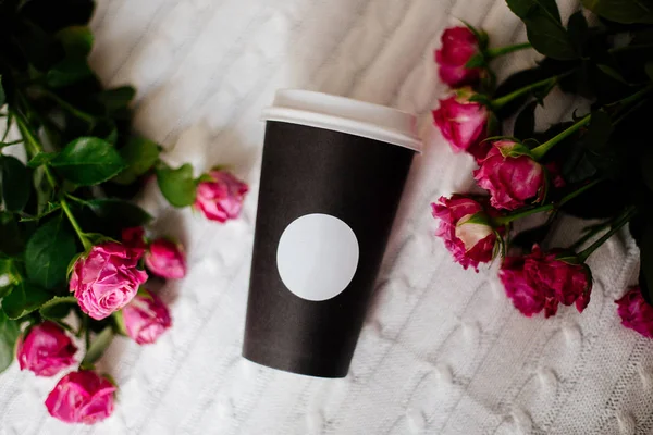 Taza de café y rosas . — Foto de Stock