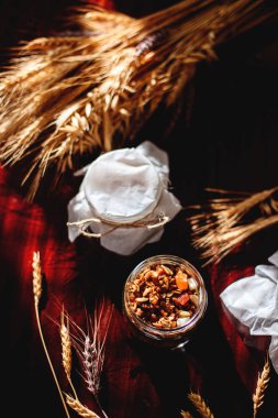 Kahvaltı granola bir kavanoz içinde.