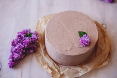 Makyaj fırçaları tutan kız.