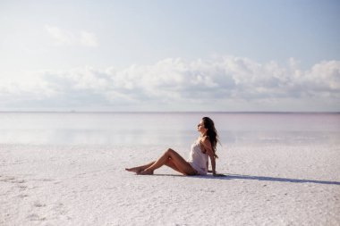 Solta göl kenarında güzel kız.