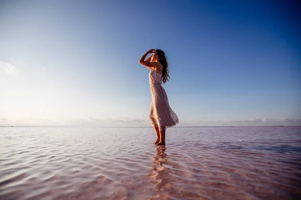 Bella ragazza su un lago rosa . — Foto Stock